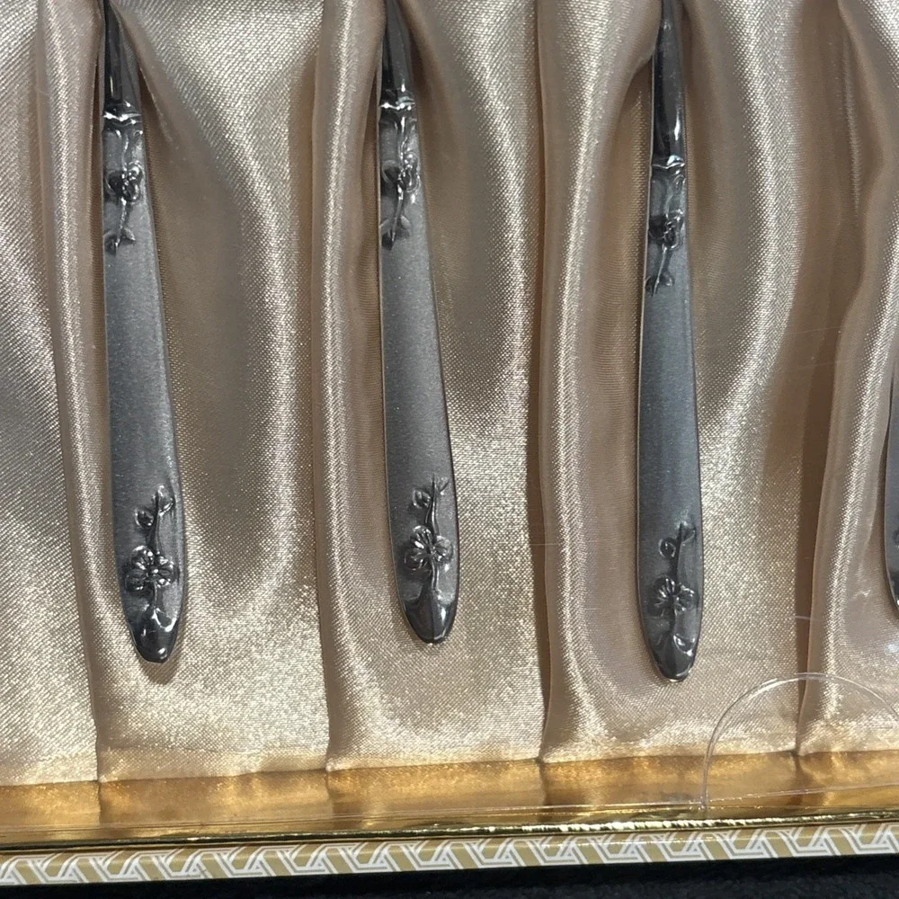Korean-style stainless steel cutlery, including 5 spoons and 5 forks In Gift Box